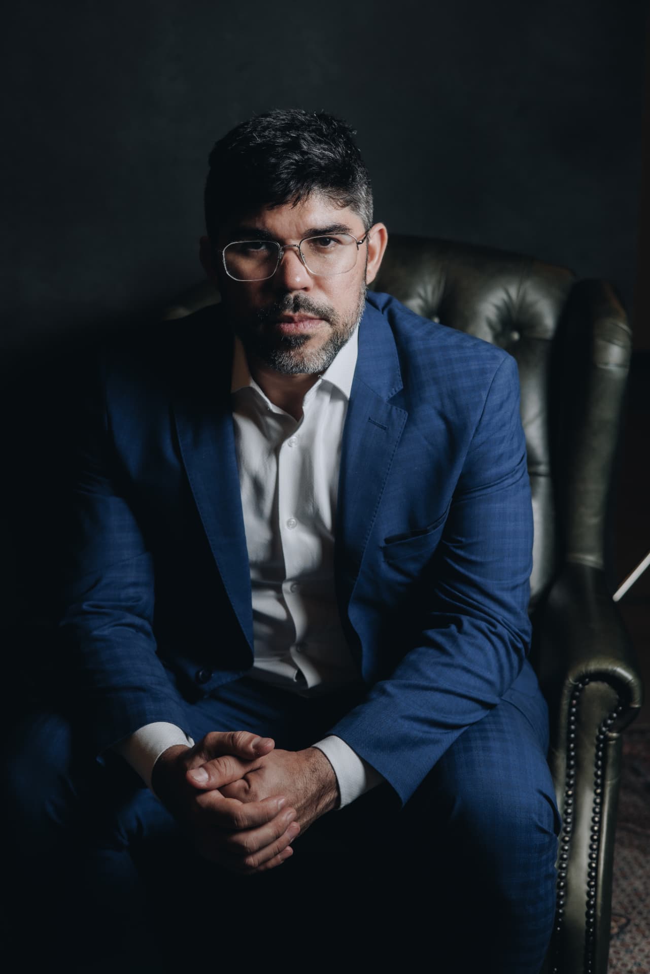 Dr. Saliciano Lima durante atendimento clínico